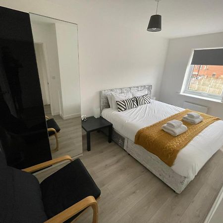Modern Room With Huge Bed - Walk To City Centre! Манчестър Екстериор снимка