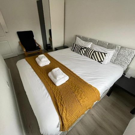 Modern Room With Huge Bed - Walk To City Centre! Манчестър Екстериор снимка