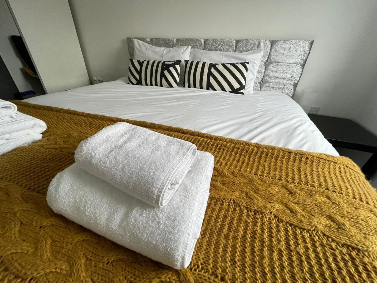 Modern Room With Huge Bed - Walk To City Centre! Манчестър Екстериор снимка